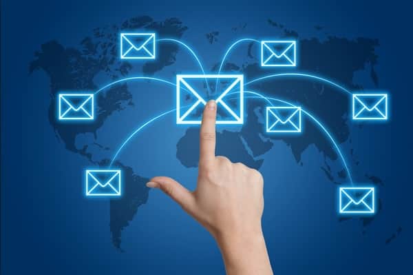 Email có tốc độ gửi và nhận siêu nhanh, nó cho phép người dùng có thể trao đổi thông tin gần như ngay lập tức