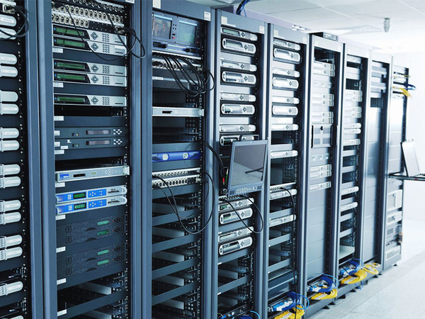 Server có năng lực xử lý và khả năng lưu trữ dữ liệu lớn hơn nhiều so với máy tính thông thường